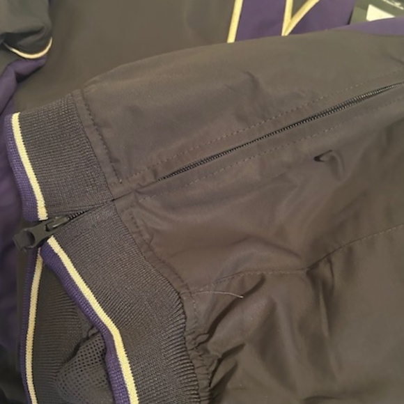Washington Huskies wind breaker - Picture 7 of 9